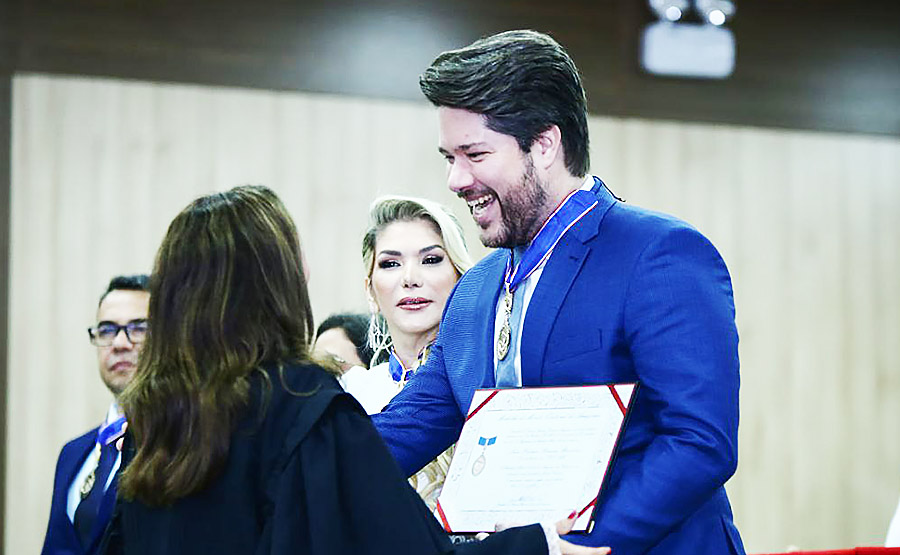 Conselheiro Fabian Barbosa é homenageado pelo TRE Medalha do Mérito