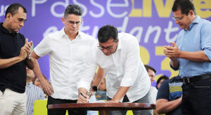 Prefeito David Almeida e governador Wilson Lima assinam convênio para prorrogação do passe livre estudantil.